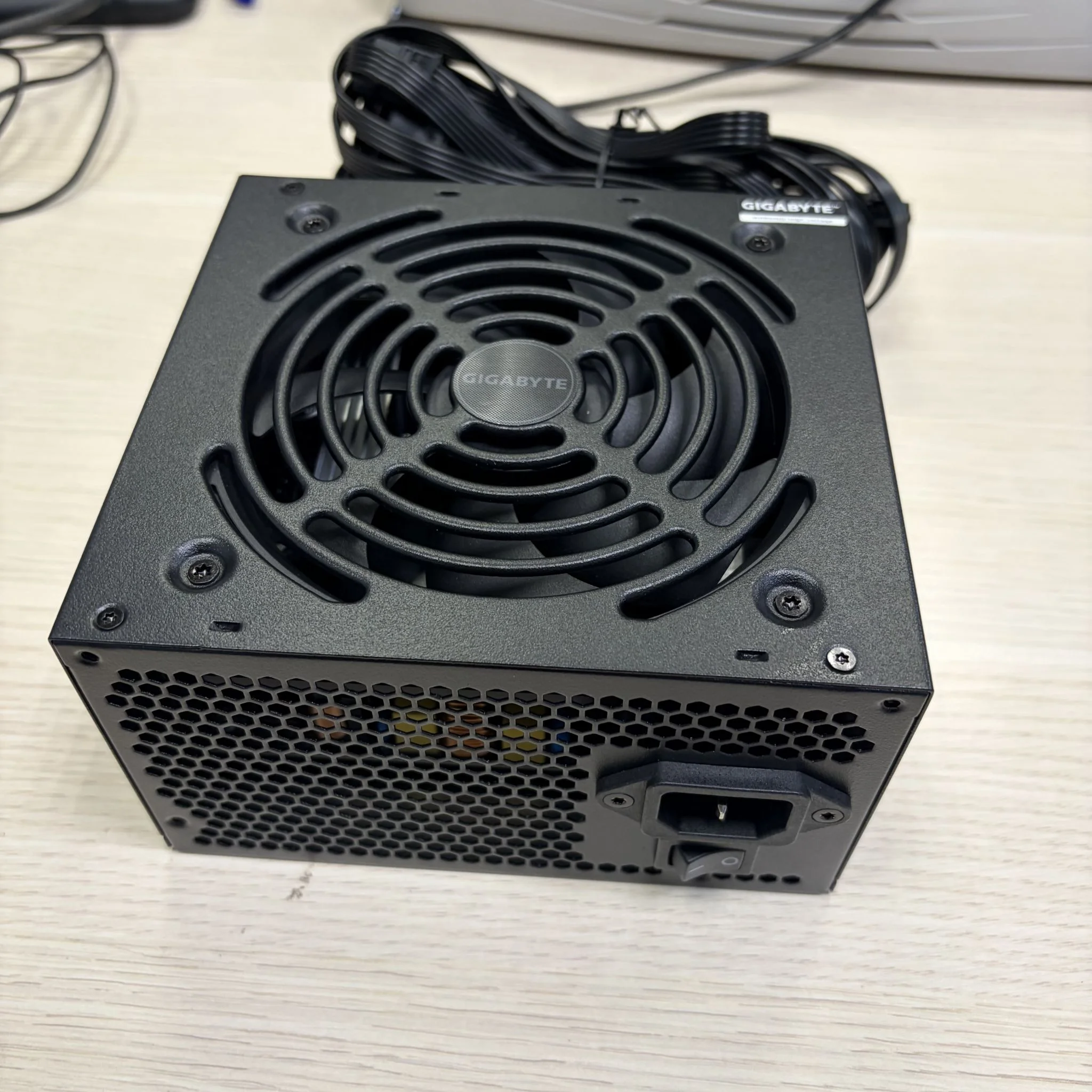 Блок питания Gigabyte 550W ATX GP-P550B RET