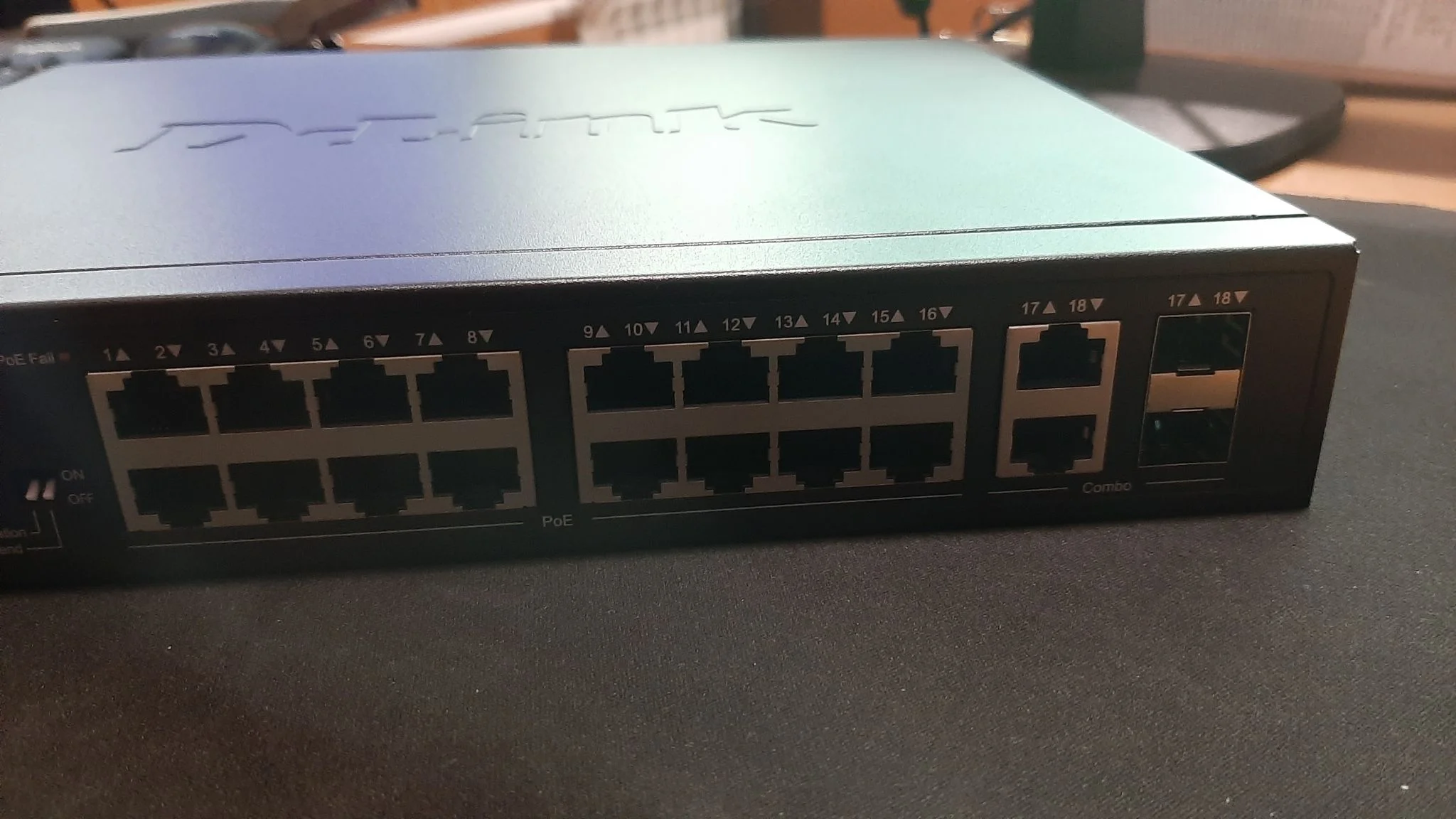 Коммутатор D-Link DES-1018MPV2/A1A