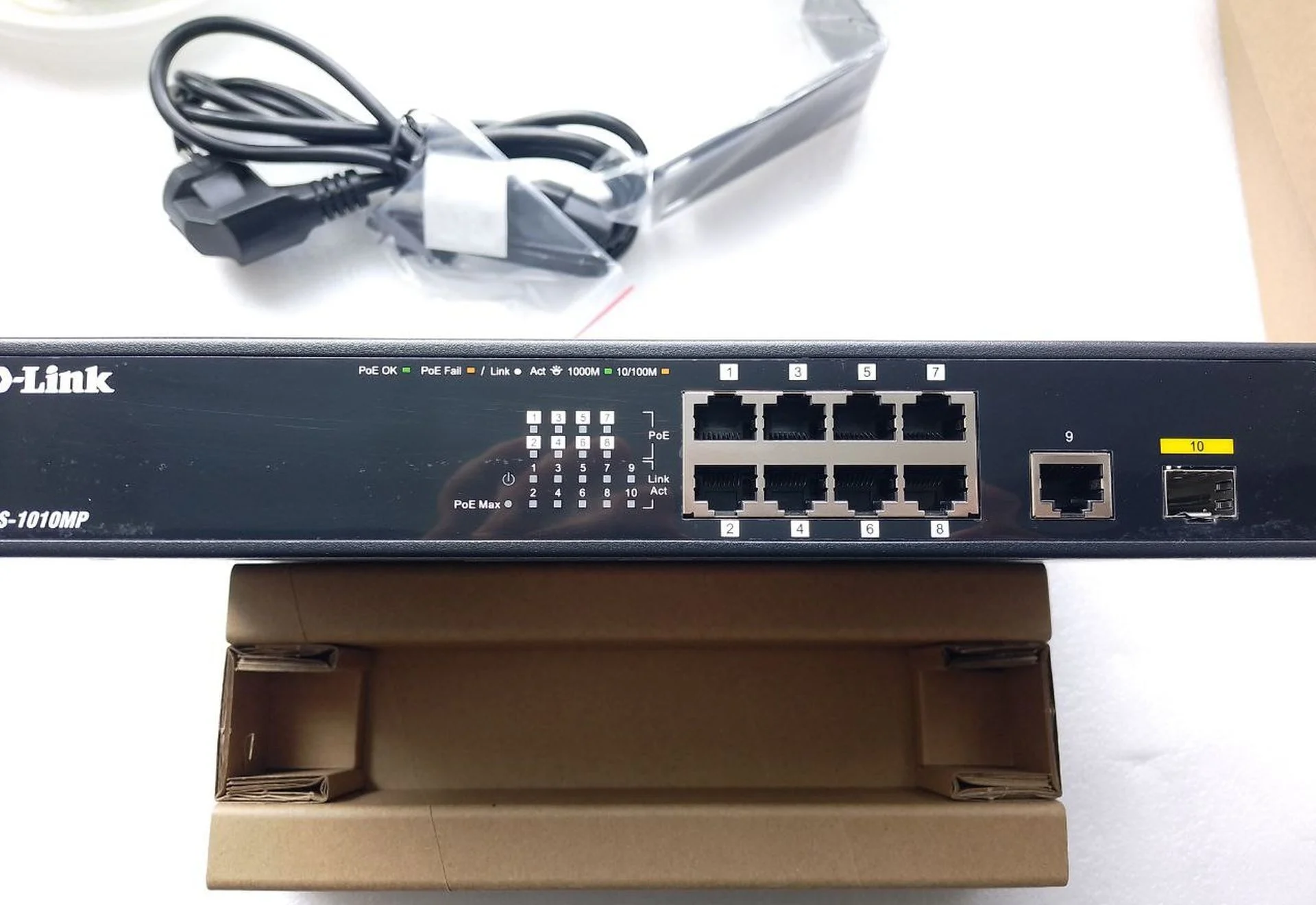Коммутатор D-Link DGS-1010MP/A1A, L2 Unmanaged Switch with 9 10/100/1000Base-T portsand 1 1000Base-X SFPports(8 PoE ports 802.3af/802.3at (30 W), PoE