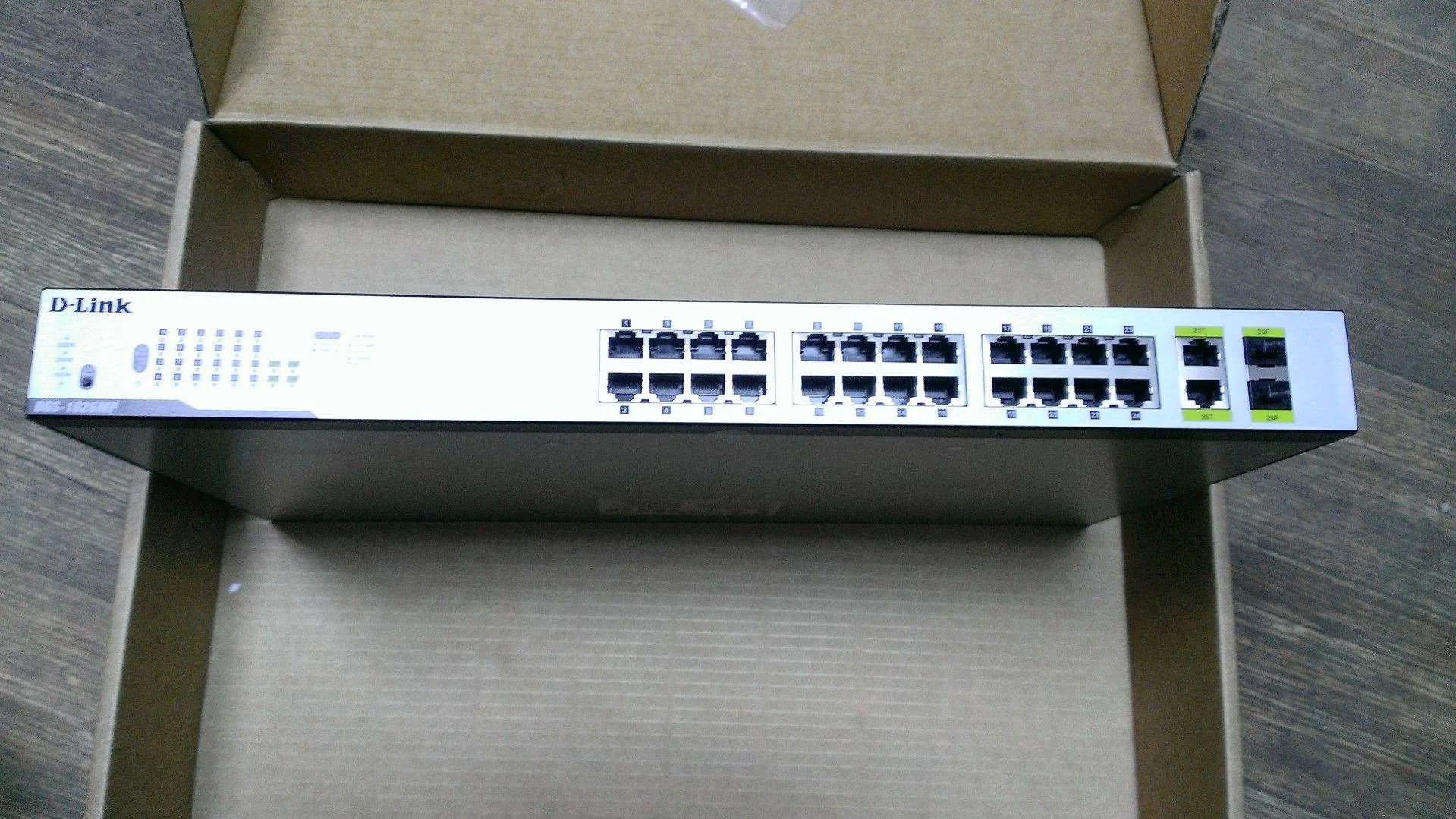 Коммутатор D-Link DGS-1026P DGS-1026P/A1A 24x1 Гбит/с 2SFP 240W неуправляемый