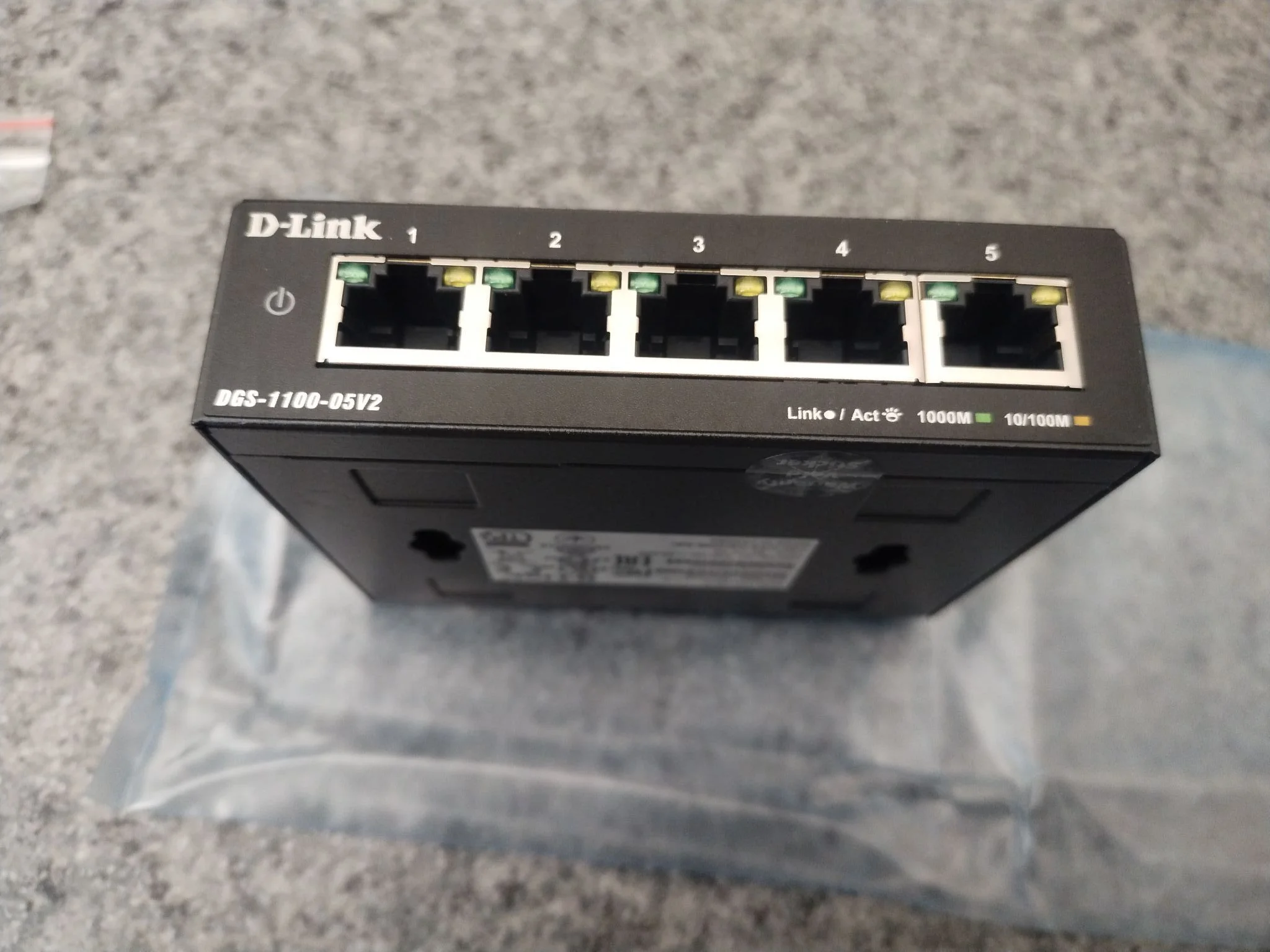 Коммутатор D-Link DGS-1100-05V2/A1A, L2 Smart Switch with 5 10/100/1000Base-T ports.8K Mac address, 802.3x Flow Control, Port Trunking, Port Mirroring