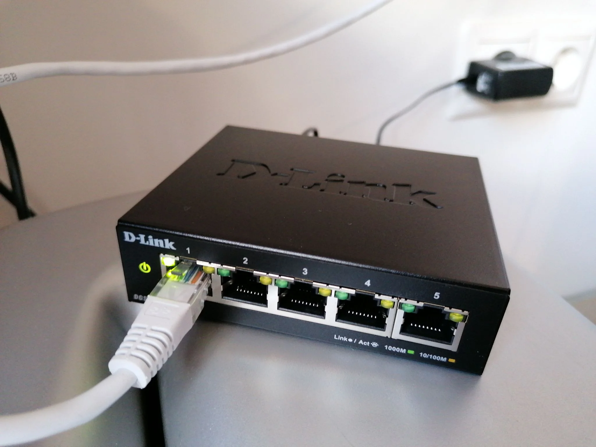 Коммутатор D-Link DGS-1100-05V2/A1A, L2 Smart Switch with 5 10/100/1000Base-T ports.8K Mac address, 802.3x Flow Control, Port Trunking, Port Mirroring