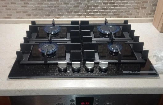 Поверхность газовая Bosch PNP6B6K40 Газ, 4.5х59x52 см, закаленное стекло, 4 конфорки, газ-контроль, автоподжиг, черный