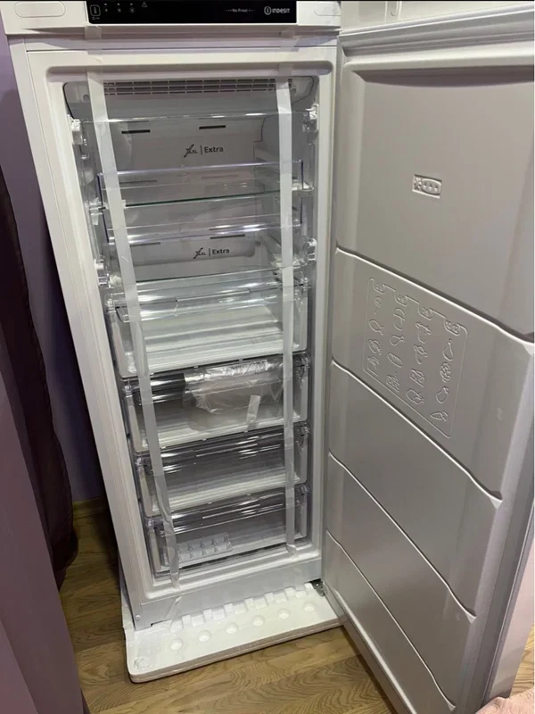 Морозильная камера Indesit DFZ 4150 G, серебристый, 204л, 6 ящиков