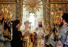 Религиозная ситуация в Украине: анализ переходов общин Ecumenical Patriarch Bartholomew I and Metropolitan Epifaniy are seen after the Epiphany mass at the Patriarchal Cathedral of St George in Istanbul