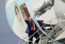 Дональд Трамп может получить повторное приглашение посетить Великобританию US President Trump boards Air Force One as he departs Miami International Airport in Miami Florida