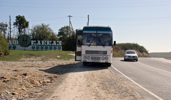 В Сочи туристический автобус столкнулся с тремя легковушками: видео
