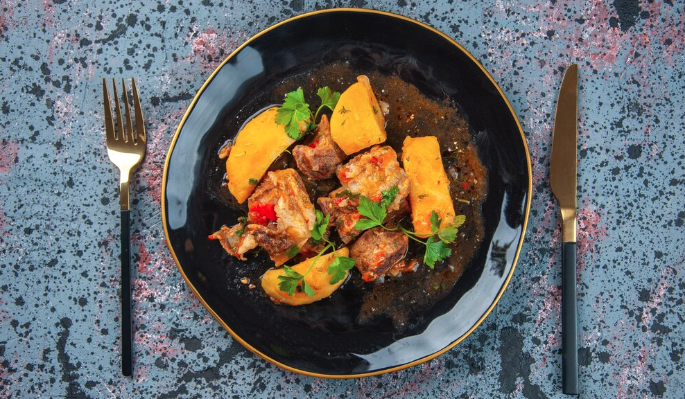 Тушеная картошка с мясом в мультиварке: универсальный рецепт без лишних забот