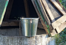 Чудесное спасение: трехлетняя девочка выжила после восьми дней в колодце OneGrayMetalBucketOnARopeStandsOnAn