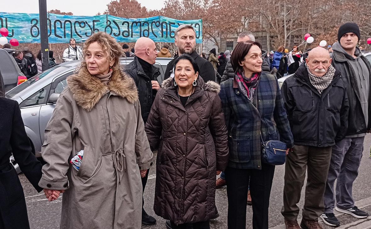 Саломе Зурабишвили (в центре) (Инна Кукуджанова / ТАСС)