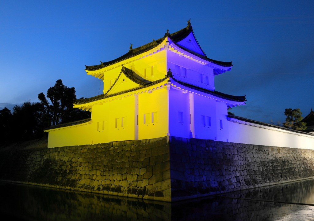 Премьер Японии поговорил по телефону с Зеленским