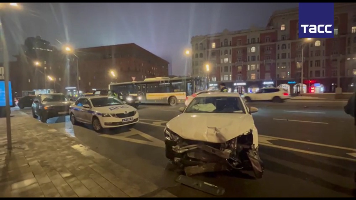 ДТП с участием нескольких машин и автобуса произошло на Кутузовском проспекте