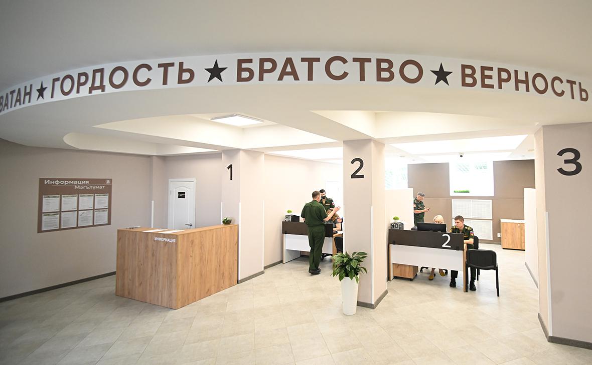 Центр оформления на военную службу по контракту Батыр в Казани (Максим Богодвид / РИА Новости)