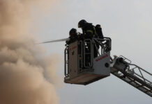 Трагедия во Владикавказе: украинский дрон атаковал торговый центр Пожарные расчеты на месте возгорания в ангаре в ТиНАО