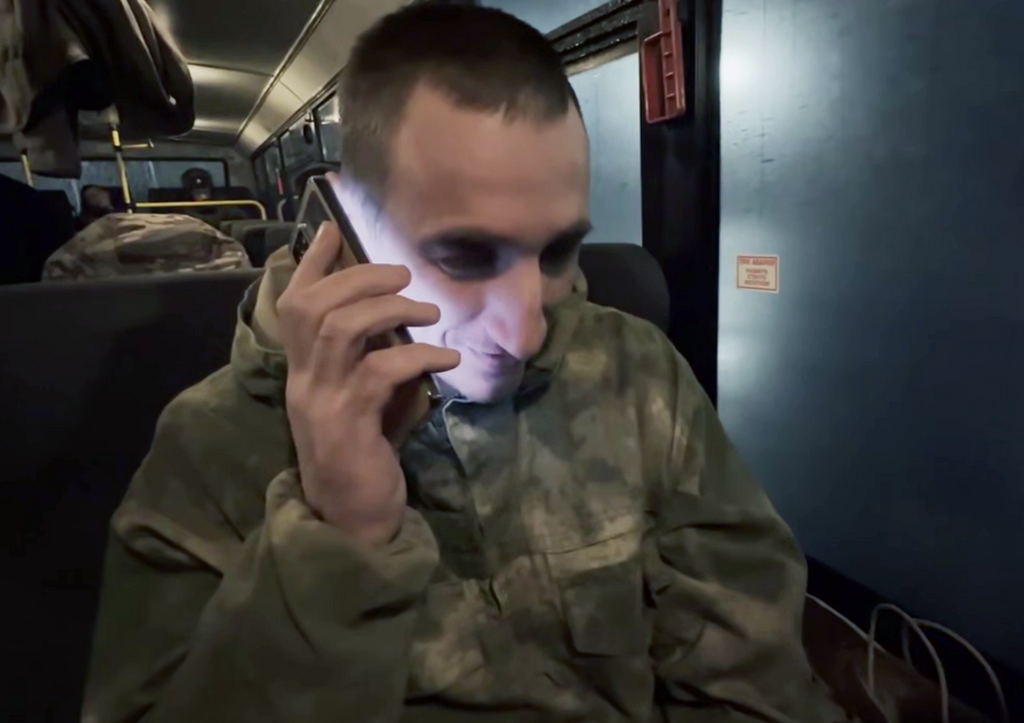 Появилось видео, как вернувшиеся из украинского плена бойцы звонят родным
