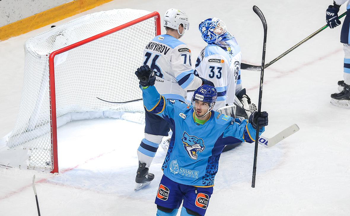 Никита Сетдиков (в центре) (Официальный сайт ХК «‎Барыс»)