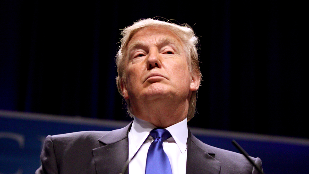 Диетолог предупредила Трампа о риске повредить мозг из-за кнопки для заказа диетической колы