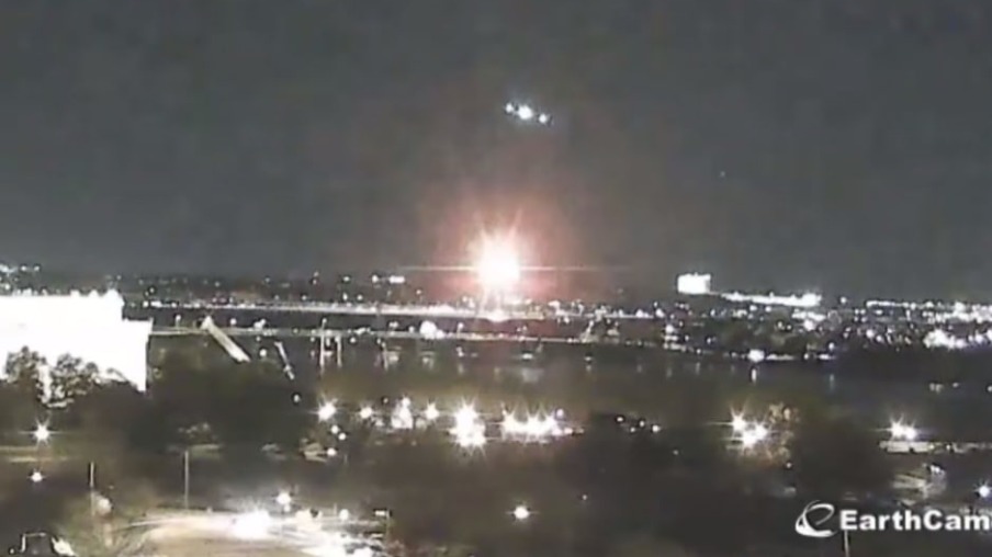 В Сети опубликовали видео столкновения вертолета и самолета в Вашингтоне