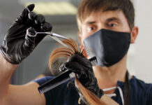 Народные традиции и мудрость 24 января AHairdresserCutsTheLongHairOfAYoungGirl