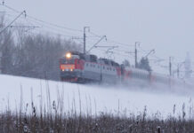 Трагический случай на подмосковной железнодорожной станции стал поводом для усиления мер безопасности Локомотив ЧС7 ведёт пассажирсий по