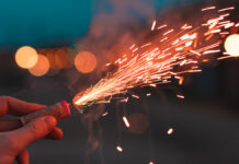 Важность безопасного обращения с пиротехникой: инцидент в театре "Русская песня" YoungManLightingUpFirecrackerInHisHandOutdoorsIn