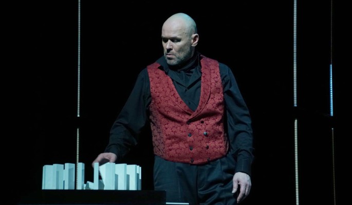 Набросился как коршун: Озверевший Аверин облупил прохожего на людях