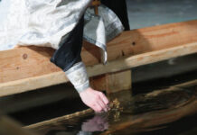 Природное явление в святом источнике Кемеровской области вызвало интерес верующих Крещенские купания в Москве