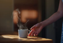 Как правильно наслаждаться чаем без вреда для здоровья WomanIsDrinkingCoffeeMorningRoutineTinyHouseFirst