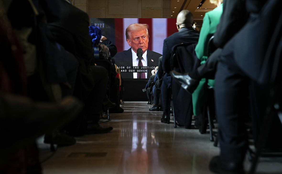 Дональд Трамп (на экране) (Greg Nash / Getty Images)