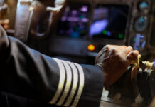 Виртуальный роман с пилотом довел россиянку до разорения CroppedHandsOfAfricanPilotFlyingACommercialAirplaneCockpit