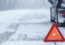 На МКАД оперативно ликвидируют последствия незначительного ДТП TransportationWinterAndVehicleConcept-CloseupOfRedWarning