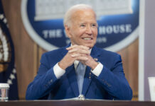 Президент США помиловал выдающегося борца за гражданские права P20240903OC-0026