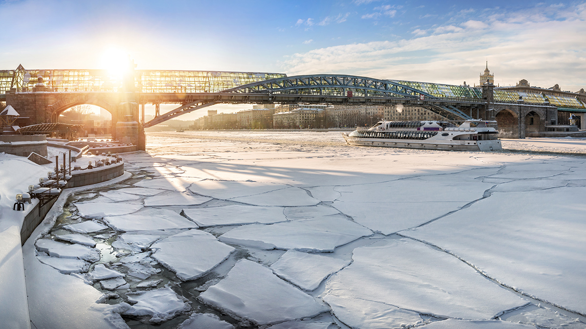 Автомобиль упал в Москва-реку на Лужнецкой набережной