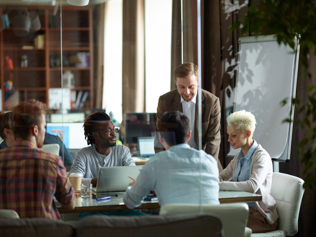 люди спокойно обсуждают проблемы