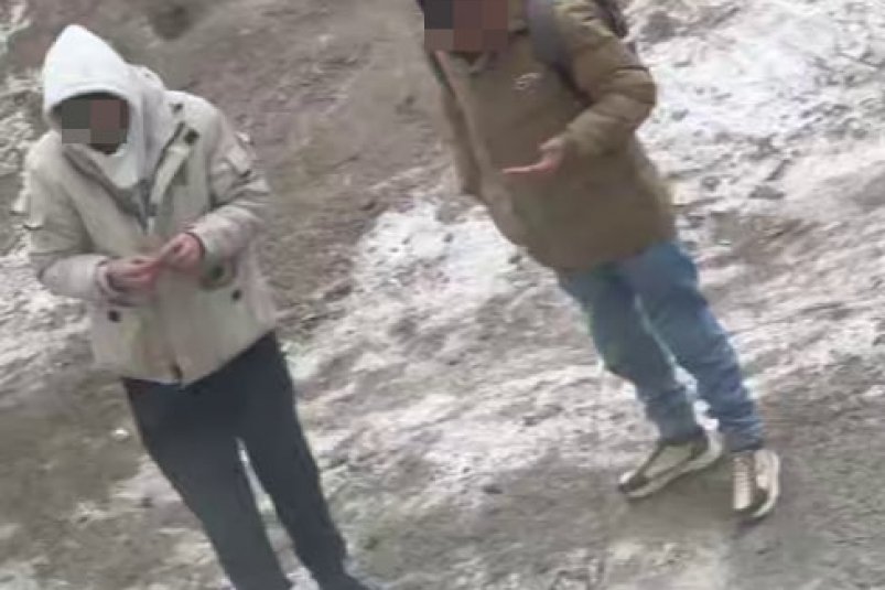 Во Владивостоке неизвестные ищут наркотики на одной из улиц УМВД России по Приморскому краю