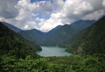 Спасатели ищут туриста в горах близ озера Рица 1c572c17-61b0-4537-bbdb-8b59370b40c2-67f30931