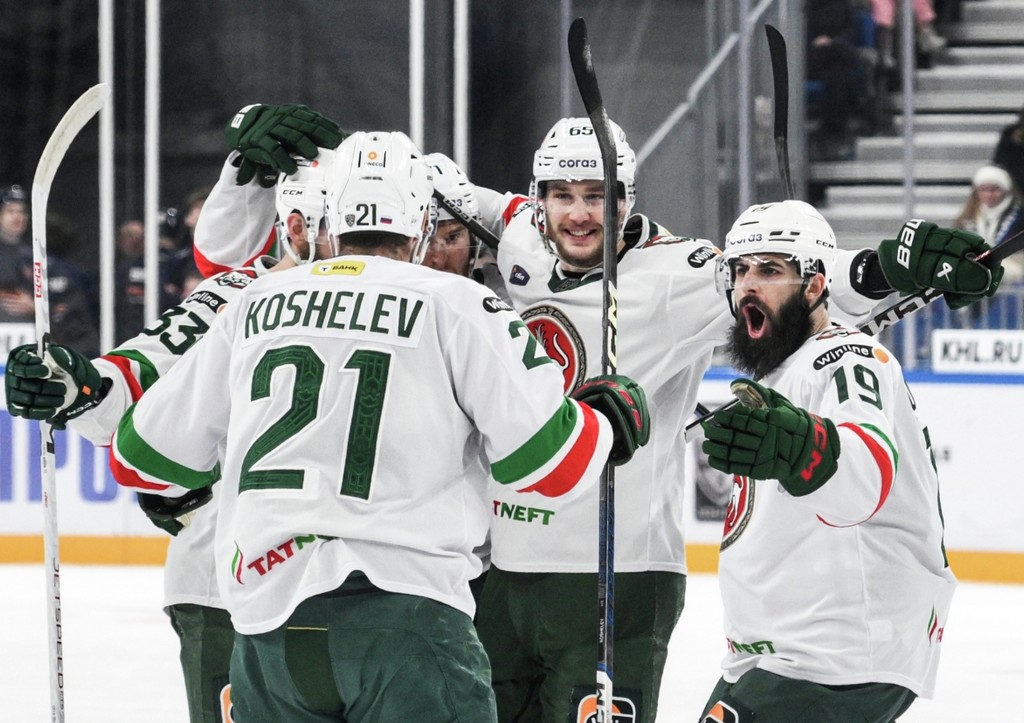 Игроки ХК «Ак Барс» радуются заброшенной шайбе в матче регулярного чемпионата Континентальной хоккейной лиги между ХК СКА (Санкт-Петербург) и ХК «Ак Барс» (Казань)