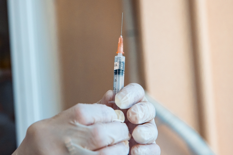 Приморец оспаривает в конституционном суде своё увольнение из-за прививки Илья Аверьянов, ИА PrimaMedia