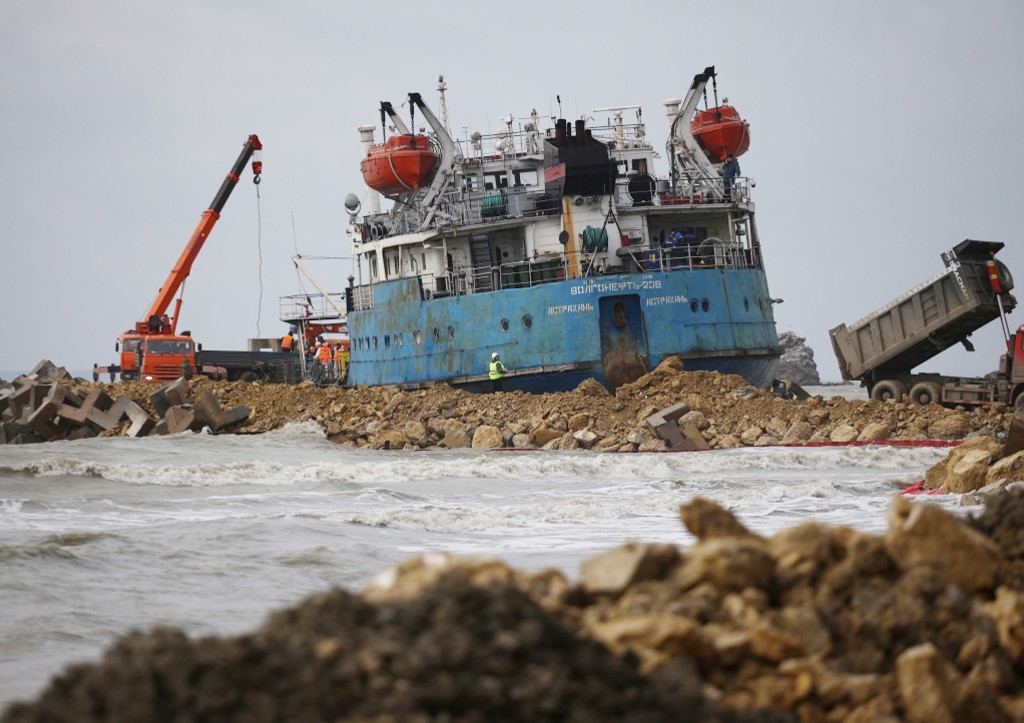 Танкер «Волгонефть-239», стоящий на мели у мыса Панагия