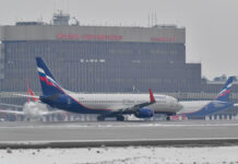 Трап и самолет в аэропорту Шереметьево Открытие первой взлетно-посадочной полосы аэропорта Шереметьево после реконструкции