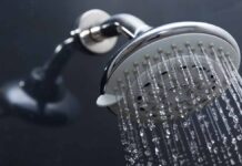 Безопасное использование электроприборов спасает жизни ShowerHeadInBathroomWithWaterDropsFlowing