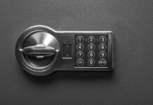 Правоохранители раскрыли кражу многомиллионного сейфа в Подмосковье CodeLockOnTheSafeDoor