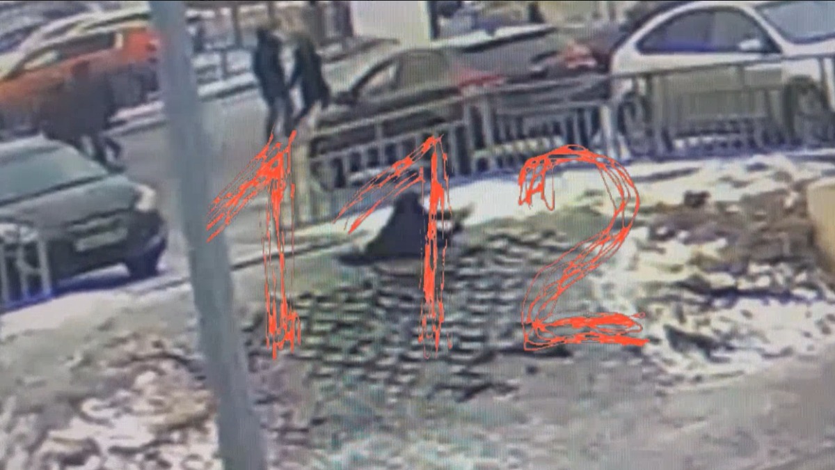 Момент падения человека в яму в Нижнем Новгороде попал на видео