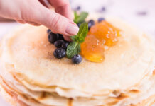 Масленица 2025: даты праздника и радостные традиции ThinPancakesWithJamMintAndBlueberriesTastyCrepesOn