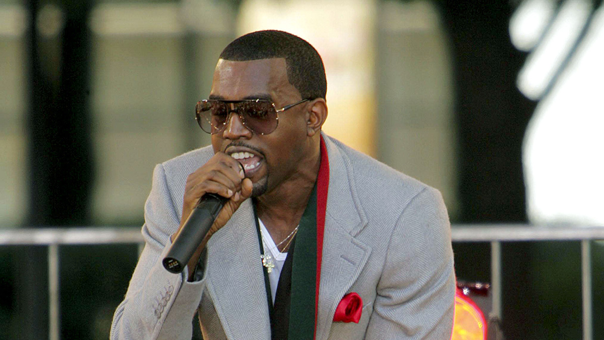 «Сбрось шубу»: Канье Уэст заставил жену раздеться на ковровой дорожке