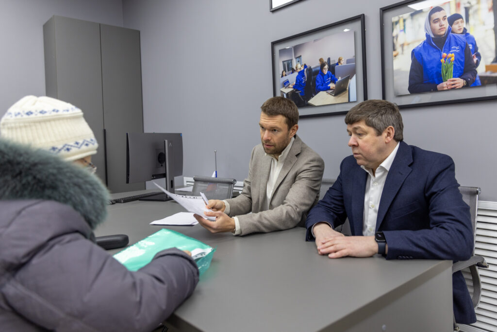 Алексей Вихарев открыл в Ирбите новый центр помощи