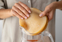 Целебный напиток комбуча помогает нормализовать сахар в крови HomemadeFermentedRawKombuchaTeaWithDifferentFlavoringsHealthyNatural