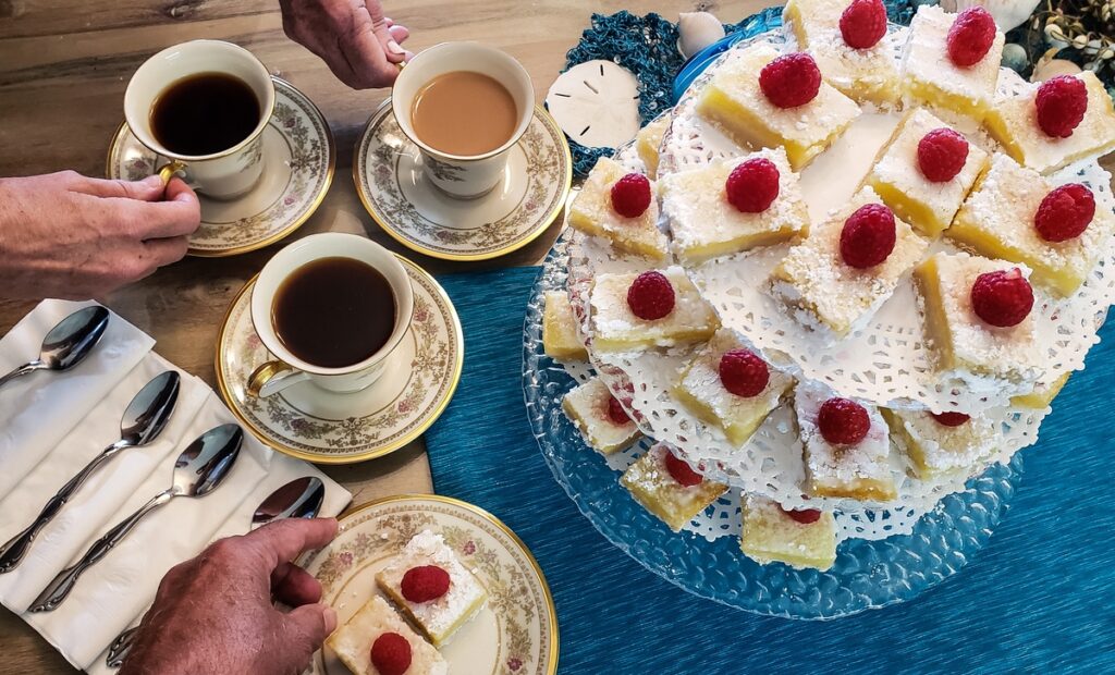 чай с десертом на столе