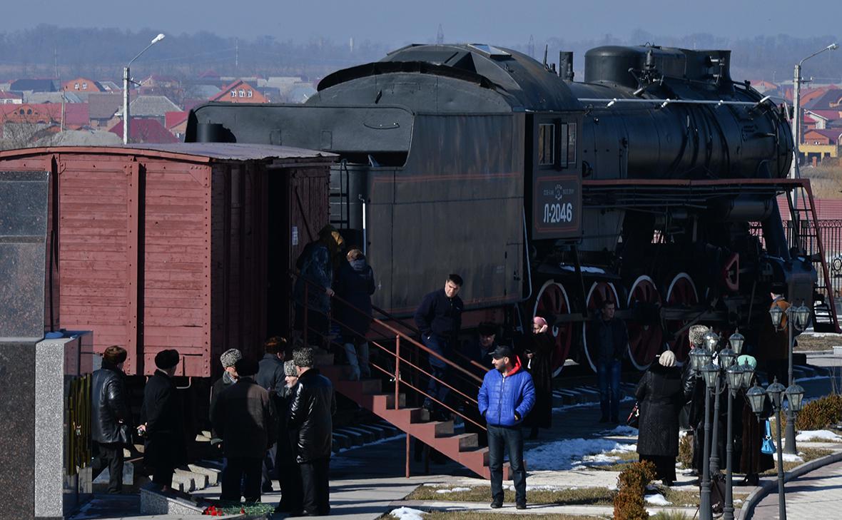 Посетители у памятника жертвам депортации 1944 года в городе Назрани, в день годовщины депортации ингушского и чеченского народа (Саид Царнаев / РИА Новости)