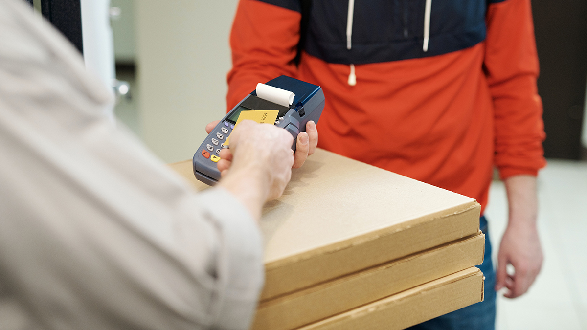 Воруют заказы: за московскими курьерами устроили слежку ради кражи еды